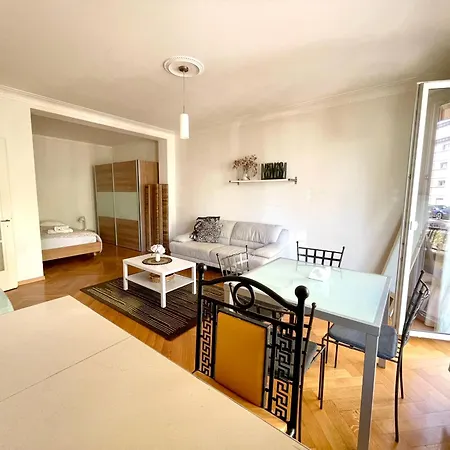 A 9 Minutes A Pied De La Gare De Апартаменты *